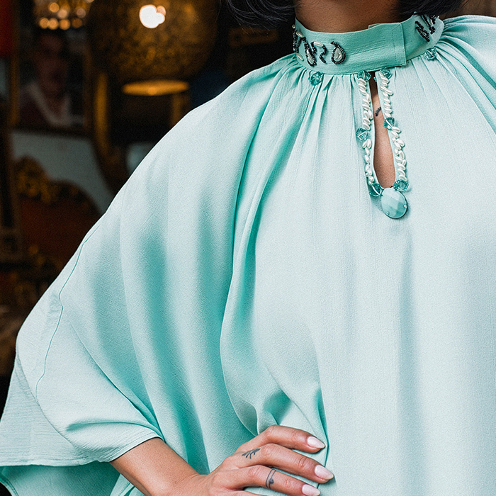 فن الوقار: دليلكِ لإطلالة تجمع بين الحداثة والتقاليد الأصيلة