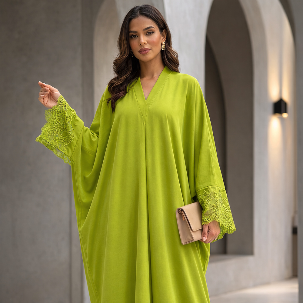 عباية من قماش كريب مات ودانتيل علي الاكمام